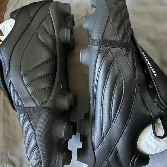 Balenciaga
Soccer Cleats Athletic Sneakers Men's 42/8.5 but fit more like 10 US - Picture 6 of 8